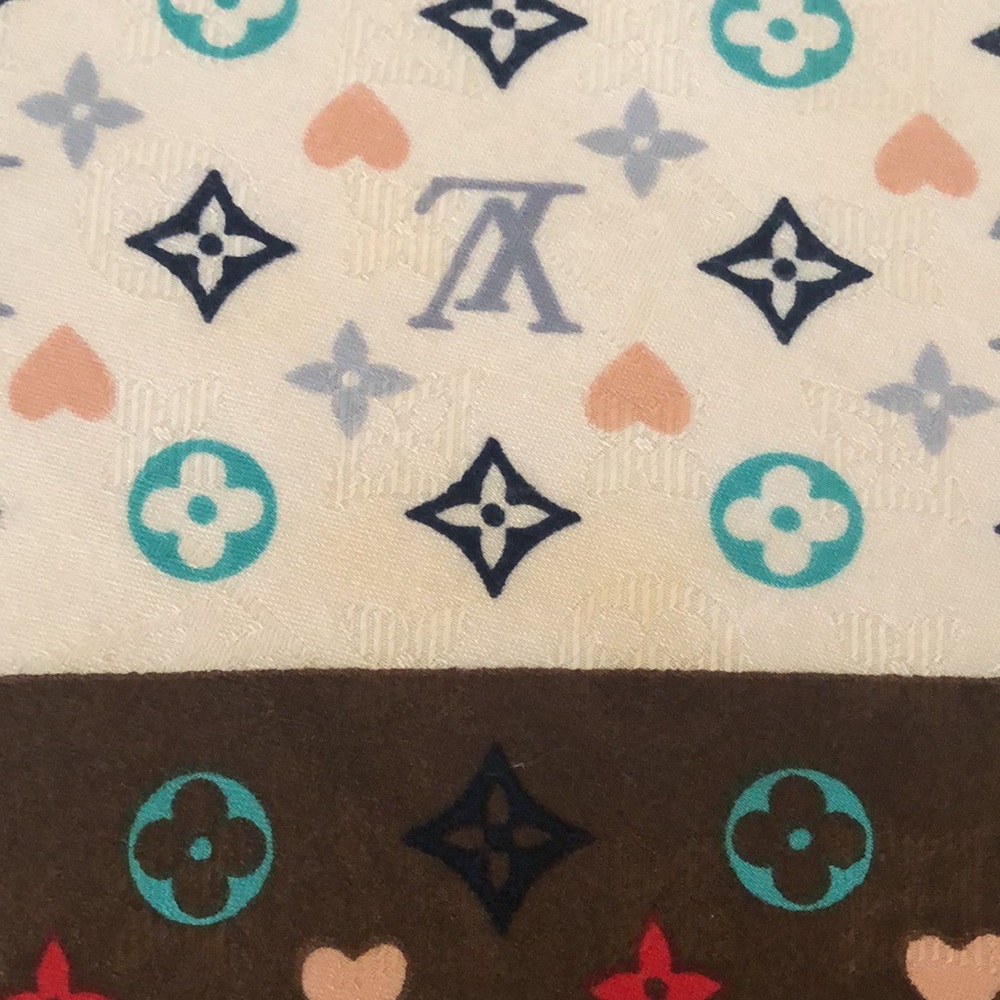 Louis Vuitton Game On Shawl. 65% Silk and 35% Cashmere - Picture 10 of 10